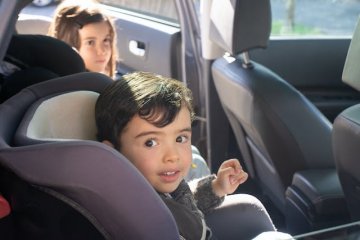 Bezpečné a pohodlné cestovanie: Detské autosedačky a podsedáky