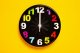 Čas v štýle: Ako si vybrať ideálne nástenné hodiny pre Váš domov